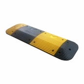 R5050C橡膠減速墊<br> 長50㎝*寬50㎝、厚度：5㎝/顏色:黑/黃色 <br>重約:8kg          