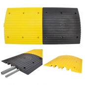 SH-P5055　PVC減速墊線槽<br>
規格約：長50㎝*寬50㎝*高度5.5㎝<br>
有黑黃兩種顏色<br>
大槽寬約5cm,高3.7cm*2槽<br>
小槽寬約3cm,高2.8cm*2槽<br>
不含管子