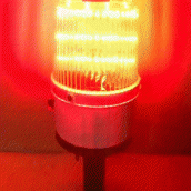 SH-SL23 超高亮度太陽能握把紅藍燈<br>
主體約:整體高31.5cm，燈頭主體高16cm直徑11cm，握把長12cm，太陽能板11.7cm*11.7cm，太陽能供電，紅藍LED交替閃爍
