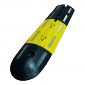 SH-R2113　微型橡膠減速墊<P>規格約：長21㎝*寬13.5㎝*厚度2.5㎝ ( 誤差±3% ) 有黑黃兩種顏色.收邊圓弧長14.5CM