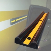 SH-RB78-1　橡膠B型護墻條 ( 反光標線貼 )<br>規格：主體橡膠材質，中間橘黃色反光標線貼，約:長98㎝*寬14㎝、最厚度：4.7㎝、中間厚度：2㎝ ( 誤差±3% )重約6.7kg