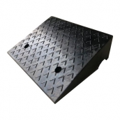 SH-RS1550 橡膠斜坡磚、爬坡墊<br>
尺寸約50*38*15cm ，12kg;<br>橡膠路緣坡、爬坡墊